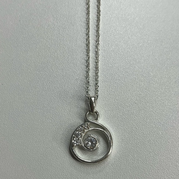 Jewelry - Elegant Silver Pendant Necklace